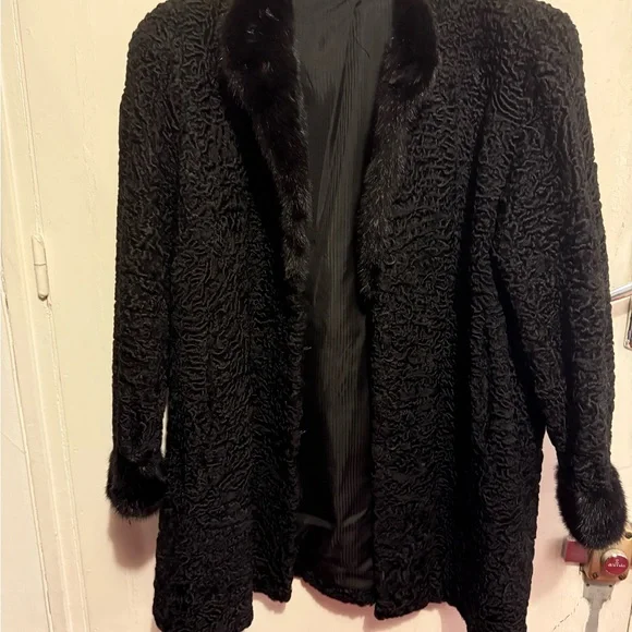 🆕 Elegant Black Genuine Fur Coat - Picture 6 of 13